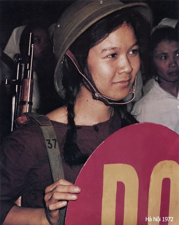 Vẻ đẹp hiền hậu của một nữ chiến sĩ du kích Hà Nội năm 1972.